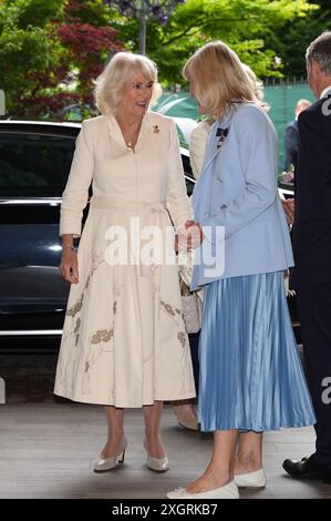 La reine Camilla (à gauche) est accueillie par Debbie Jevans, présidente du All England Lawn Tennis Club, lors de sa visite au All England Lawn Tennis and Croquet Club à Wimbledon, au sud-ouest de Londres, le dixième jour des Championnats de Wimbledon 2024. Date de la photo : mercredi 10 juillet 2024. Banque D'Images