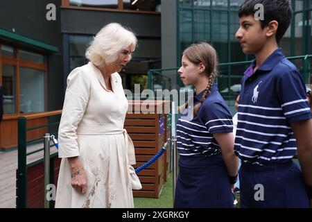 La reine Camilla rencontre Natalia de Burntwood School à Wandsworth et Yug de Harris Academy à Wimbledon lors d'une visite au All England Lawn Tennis and Croquet Club à Wimbledon, au sud-ouest de Londres, le dixième jour des Championnats de Wimbledon 2024. Date de la photo : mercredi 10 juillet 2024. Banque D'Images