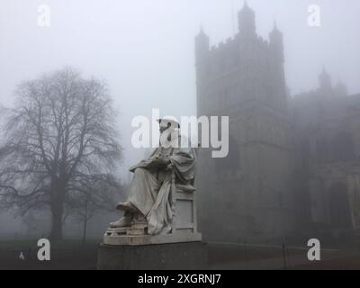 Cathédrale Saint-Pierre d'Exeter avec statue de Richard Hooker, Devon, Angleterre, Royaume-Uni. Banque D'Images