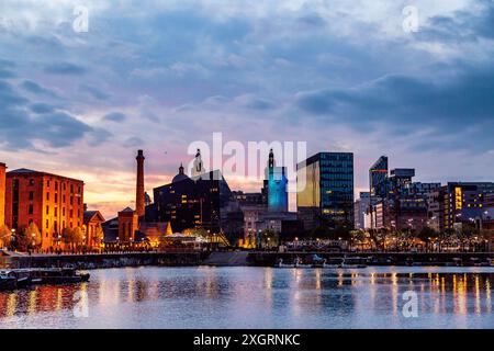 Liverpool City Skyline depuis le Royal Albert Dock la nuit Banque D'Images