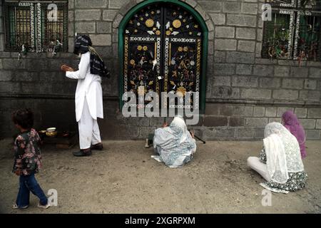 Srinagar, Inde. 10 juillet 2024. Les femmes et les Pathans cherchent des bénédictions au sanctuaire de Peer Abdul Karim à Peer Ki Gali à Shopian, dans le sud du Cachemire, dans le territoire de l'Union du Jammu-et-Cachemire, en Inde. (Photo de Nisar ul Haq/Pacific Press) crédit : Pacific Press Media production Corp./Alamy Live News Banque D'Images