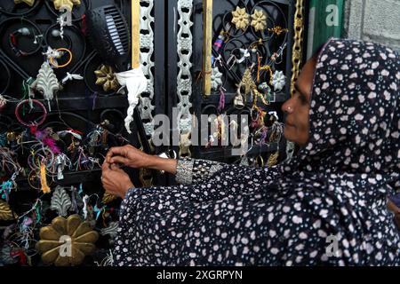 Srinagar, Inde. 10 juillet 2024. Les femmes et les Pathans cherchent des bénédictions au sanctuaire de Peer Abdul Karim à Peer Ki Gali à Shopian, dans le sud du Cachemire, dans le territoire de l'Union du Jammu-et-Cachemire, en Inde. (Photo de Nisar ul Haq/Pacific Press) crédit : Pacific Press Media production Corp./Alamy Live News Banque D'Images