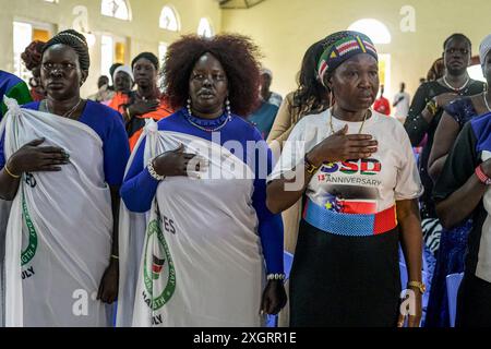 Nakuru, Kenya. 09 juillet 2024. Les ressortissants sud-soudanais vivant à Nakuru chantent leur hymne national à l'occasion du 13e anniversaire de l'indépendance de leur pays. Des ressortissants sud-soudanais vivant à Nakuru, au Kenya, se sont rassemblés dans une église locale pour célébrer le 13e anniversaire de l'indépendance de leur pays, qu'ils ont obtenue du Soudan après des années de lutte armée par un référendum voté à une écrasante majorité en 2011, avec le Dr John Garang de Mabior comme premier président. Crédit : SOPA images Limited/Alamy Live News Banque D'Images