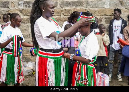 Nakuru, Kenya. 09 juillet 2024. Les filles sud-soudanaises vivant à Nakuru portent des regalia de danse à l'occasion du 13e anniversaire de l'indépendance de leur pays. Des ressortissants sud-soudanais vivant à Nakuru, au Kenya, se sont rassemblés dans une église locale pour célébrer le 13e anniversaire de l'indépendance de leur pays, qu'ils ont obtenue du Soudan après des années de lutte armée par un référendum voté à une écrasante majorité en 2011, avec le Dr John Garang de Mabior comme premier président. Crédit : SOPA images Limited/Alamy Live News Banque D'Images