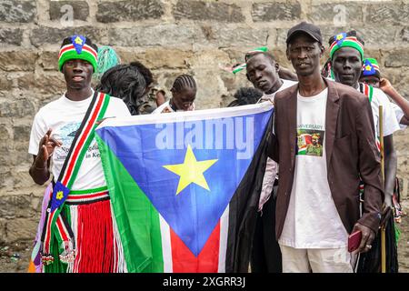 Nakuru, Kenya. 09 juillet 2024. Les hommes sud-soudanais tiennent leur drapeau national à l'occasion du 13e anniversaire de l'indépendance de leur pays. Des ressortissants sud-soudanais vivant à Nakuru, au Kenya, se sont rassemblés dans une église locale pour célébrer le 13e anniversaire de l'indépendance de leur pays, qu'ils ont obtenue du Soudan après des années de lutte armée par un référendum voté à une écrasante majorité en 2011, avec le Dr John Garang de Mabior comme premier président. Crédit : SOPA images Limited/Alamy Live News Banque D'Images