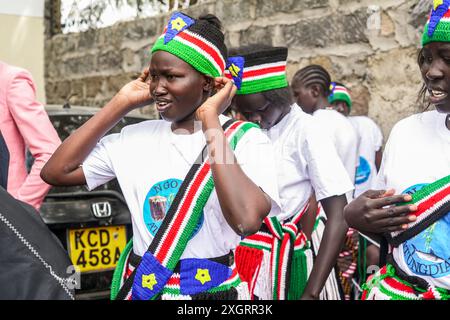 Nakuru, Kenya. 09 juillet 2024. Les filles sud-soudanaises vivant à Nakuru portent des regalia de danse à l'occasion du 13e anniversaire de l'indépendance de leur pays. Des ressortissants sud-soudanais vivant à Nakuru, au Kenya, se sont rassemblés dans une église locale pour célébrer le 13e anniversaire de l'indépendance de leur pays, qu'ils ont obtenue du Soudan après des années de lutte armée par un référendum voté à une écrasante majorité en 2011, avec le Dr John Garang de Mabior comme premier président. Crédit : SOPA images Limited/Alamy Live News Banque D'Images