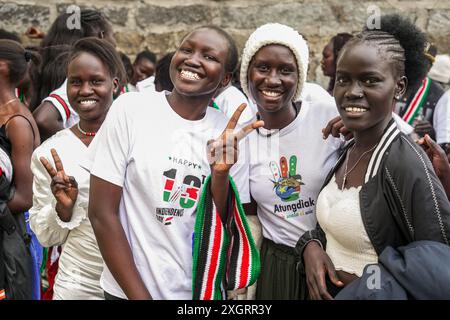 Nakuru, Kenya. 09 juillet 2024. De jeunes filles sud-soudanaises vivant à Nakuru posent pour une photo à l'occasion du 13e anniversaire de l'indépendance de leur pays. Des ressortissants sud-soudanais vivant à Nakuru, au Kenya, se sont rassemblés dans une église locale pour célébrer le 13e anniversaire de l'indépendance de leur pays, qu'ils ont obtenue du Soudan après des années de lutte armée par un référendum voté à une écrasante majorité en 2011, avec le Dr John Garang de Mabior comme premier président. Crédit : SOPA images Limited/Alamy Live News Banque D'Images