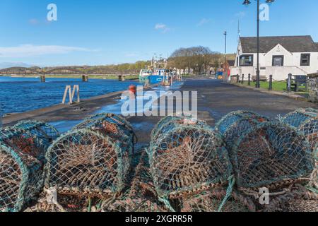 Port de Kirkcudbright avec des pots de homard, des bateaux de pêche et le pont routier, traversant la rivière Dee. Écosse Royaume-Uni. Avril 2024 Banque D'Images