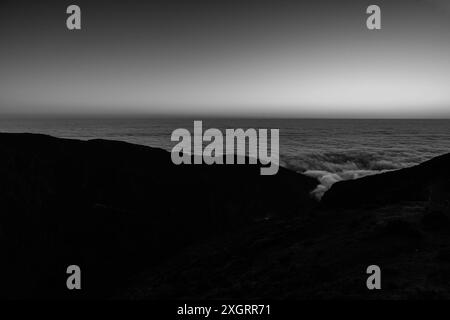 Lever de soleil au-dessus des nuages vu du Parque de Pico do Areeiro (parc Areeiro) Madère Portugal. Juin 2024 Banque D'Images