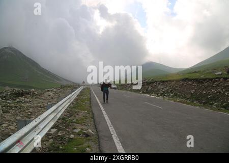 10 juillet 2024, Srinagar, Jammu-et-Cachemire, Inde : un berger marche avec un bâton de bois le long de la route historique de Mughal dans le district de Shopian du territoire de l'Union du Jammu-et-Cachemire, Inde. (Crédit image : © Nisar ul Haq Allaie/Pacific Press via ZUMA Press Wire) USAGE ÉDITORIAL SEULEMENT! Non destiné à UN USAGE commercial ! Banque D'Images