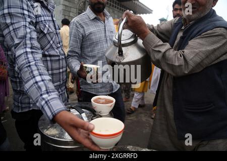 Srinagar, Jammu-et-Cachemire, Inde. 10 juillet 2024. Les dévots apprécient le thé traditionnel du Cachemire au sanctuaire de Peer Abdul Karim à Peer Ki Gali sur la route moghole à Shopian, dans le territoire de l'Union du Jammu-et-Cachemire, en Inde. (Crédit image : © Nisar ul Haq Allaie/Pacific Press via ZUMA Press Wire) USAGE ÉDITORIAL SEULEMENT! Non destiné à UN USAGE commercial ! Banque D'Images