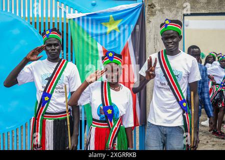 Nakuru, Kenya. 09 juillet 2024. De jeunes Sud-soudanais posent pour une photo à l'occasion du 13e anniversaire de l'indépendance de leur pays. Des ressortissants sud-soudanais vivant à Nakuru, au Kenya, se sont rassemblés dans une église locale pour célébrer le 13e anniversaire de l'indépendance de leur pays, qu'ils ont obtenue du Soudan après des années de lutte armée par un référendum voté à une écrasante majorité en 2011, avec le Dr John Garang de Mabior comme premier président. (Photo de James Wakibia/SOPA images/SIPA USA) crédit : SIPA USA/Alamy Live News Banque D'Images