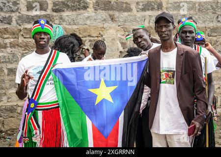 Nakuru, Kenya. 09 juillet 2024. Les hommes sud-soudanais tiennent leur drapeau national à l'occasion du 13e anniversaire de l'indépendance de leur pays. Des ressortissants sud-soudanais vivant à Nakuru, au Kenya, se sont rassemblés dans une église locale pour célébrer le 13e anniversaire de l'indépendance de leur pays, qu'ils ont obtenue du Soudan après des années de lutte armée par un référendum voté à une écrasante majorité en 2011, avec le Dr John Garang de Mabior comme premier président. (Photo de James Wakibia/SOPA images/SIPA USA) crédit : SIPA USA/Alamy Live News Banque D'Images