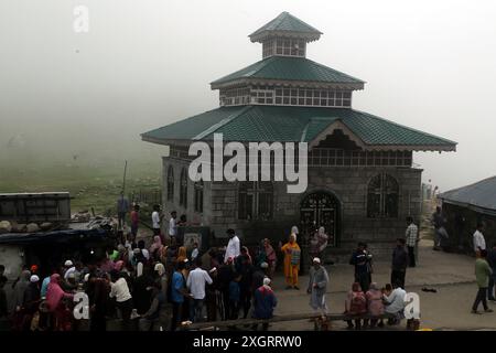 10 juillet 2024, Srinagar, Jammu-et-Cachemire, Inde : des dévots de diverses religions se rassemblent autour du sanctuaire de Saint Cheikh Ahmed Karim au col de Pir Panjal, également connu sous le nom de Peer Ki Gali, situé à environ 90 kilomètres au sud de Srinagar, la capitale estivale du Jammu-et-Cachemire. Le col de Pir Panjal, un col de montagne et une destination touristique, est situé dans la chaîne de Pir Panjal du Jammu-et-Cachemire. À 3 490 mètres au-dessus du niveau de la mer, c'est le point le plus élevé de la route moghole. Historiquement, la route moghole a été créée et utilisée par les empereurs moghols, y compris Akbar, qui ont utilisé cette route pour conquérir le Cachemire Banque D'Images