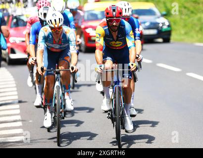 Le Lioran, France. 10 juillet 2024. Le Britannique Oscar Onley du Team DSM-Firmenich PostNL et le Français Julien Bernard du Lidl-Trek photographiés en action lors de l'étape 11 du Tour de France 2024, d'Evaux-les-bains au Lioran, France (211km), mercredi 10 juillet 2024. La 111ème édition du Tour de France débute le samedi 29 juin et se termine à Nice le 21 juillet. BELGA PHOTO POOL Luca BETTINI crédit : Belga News Agency/Alamy Live News Banque D'Images