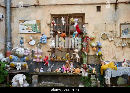 2 septembre 2019, Ukraine Lviv, de nombreux jouets vintage dans la cour d'une vieille maison, jouets en peluche Banque D'Images