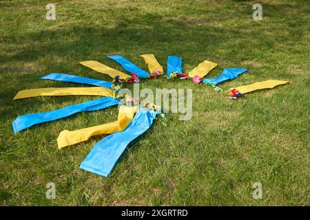 grande couronne ukrainienne avec des rubans bleus et jaunes sur l'herbe, célébration du jour de l'indépendance Banque D'Images