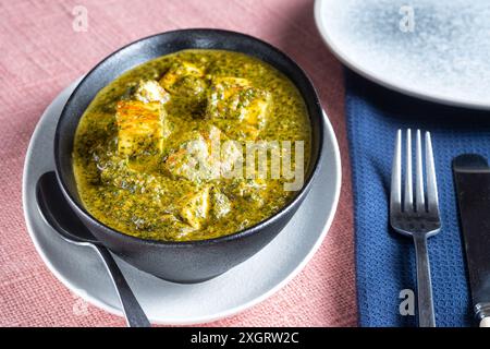 Bristol, Royaume-Uni. Un plat d'accompagnement de Saag Paneer ou Palak Paneer servi à table. Un plat traditionnel dans la cuisine indienne et pakistanaise. Populaire au Royaume-Uni Banque D'Images