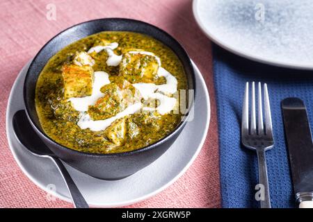 Bristol, Royaume-Uni. Un plat d'accompagnement de Saag Paneer ou Palak Paneer servi à table. Un plat traditionnel dans la cuisine indienne et pakistanaise. Populaire au Royaume-Uni Banque D'Images