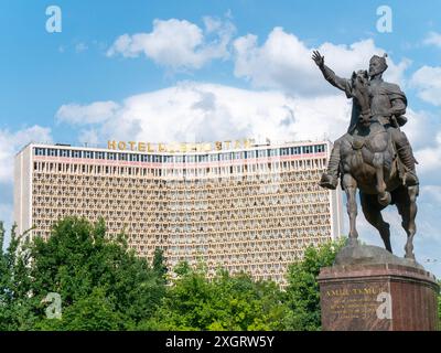Statue d'Amir Temur avec Hôtel Ouzbékistan en arrière-plan à la place Amir Temur à Tachkent - paysage tourné Banque D'Images