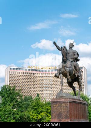 Statue d'Amir Temur avec Hôtel Ouzbékistan en arrière-plan à la place Amir Temur à Tachkent - Portrait tourné Banque D'Images