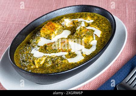 Bristol, Royaume-Uni. Un plat d'accompagnement de Saag Paneer ou Palak Paneer servi à table. Un plat traditionnel dans la cuisine indienne et pakistanaise. Populaire au Royaume-Uni Banque D'Images