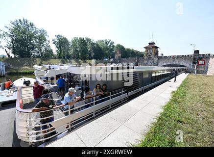 Horin, République tchèque. 10 juillet 2024. Le navire de croisière luxembourgeois Elbe Princesse II (Elbe Princess) navigue régulièrement vers Prague. Le navire mesure 101 m de long. Le bateau Princess dans la structure protégée par le patrimoine Horin Lock, canal Vranany-Horin, République tchèque, le 10 juillet 2024. Crédit : Michal Krumphanzl/CTK photo/Alamy Live News Banque D'Images