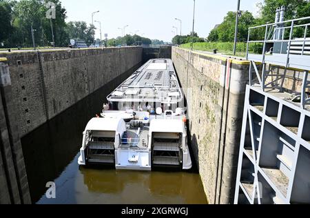 Horin, République tchèque. 10 juillet 2024. Le navire de croisière luxembourgeois Elbe Princesse II (Elbe Princess) navigue régulièrement vers Prague. Le navire mesure 101 m de long. Le bateau Princess dans la structure protégée par le patrimoine Horin Lock, canal Vranany-Horin, République tchèque, le 10 juillet 2024. Crédit : Michal Krumphanzl/CTK photo/Alamy Live News Banque D'Images