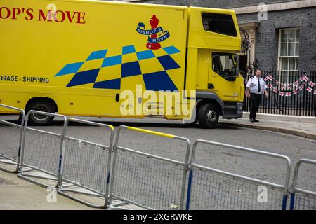 Londres, Royaume-Uni. 10 juillet 2024. Des fourgonnettes de déménagement à l'extérieur du 11 Downing Street alors que Jeremy Hunt, ancien chancelier, quitte sa maison de Downing Street. Crédit : Ian Davidson/Alamy Live News Banque D'Images