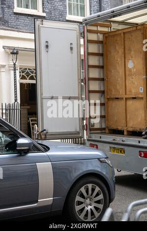 Londres, Royaume-Uni. 10 juillet 2024. Des fourgonnettes de déménagement à l'extérieur du 11 Downing Street alors que Jeremy Hunt, ancien chancelier, quitte sa maison de Downing Street. Crédit : Ian Davidson/Alamy Live News Banque D'Images