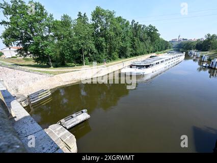 Horin, République tchèque. 10 juillet 2024. Le navire de croisière luxembourgeois Elbe Princesse II (Elbe Princess) navigue régulièrement vers Prague. Le navire mesure 101 m de long. Le bateau Princess dans la structure protégée par le patrimoine Horin Lock, canal Vranany-Horin, République tchèque, le 10 juillet 2024. Crédit : Michal Krumphanzl/CTK photo/Alamy Live News Banque D'Images