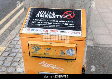 Un bac de collecte d'amnistie de couteau sur la Parade, Margate Seafront, Kent. Banque D'Images