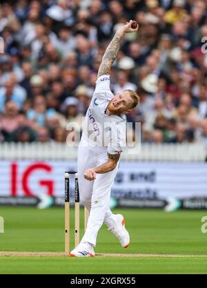 L'Angleterre Ben Stokes bowling le premier jour du premier test match Rothesay masculin au Lord's Cricket Ground, Londres. Date de la photo : mercredi 10 juillet 2024. Banque D'Images