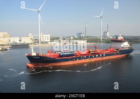 YM JUPITER Chemical/Oil Products Tanker se dirigeant vers les écluses maritimes à IJmuiden sur le canal de la mer du Nord (Noordzeekanaal) à Amsterdam, pays-Bas, UE, Banque D'Images