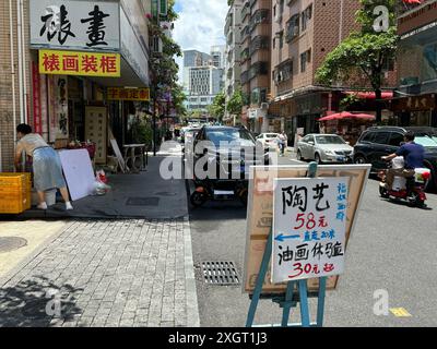 Shenzhen. 4 juillet 2024. Cette photo prise le 4 juillet 2024 montre une vue du village de Dafen à Shenzhen, dans la province du Guangdong au sud de la Chine. POUR ALLER AVEC 'lettre de Chine : village de peintres mélange l'art avec le commerce dynamique dans la jungle de béton' crédit : Shi Hao/Xinhua/Alamy Live News Banque D'Images