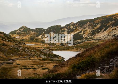 Bulgarie, parc national de Rila, lac dans les montagnes Banque D'Images