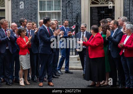 Londres, Royaume-Uni. 9 juillet 2024. Les députés travaillistes écossais, dont le leader Anas Sanwar et le leader adjoint Jackie Baillie, accueillent le premier ministre Sir Keir Starmer devant le 10 Downing Street. Le nombre de députés travaillistes écossais est passé de deux à 37 après les élections générales. Crédit : Mark Kerrison/Alamy Live News Banque D'Images