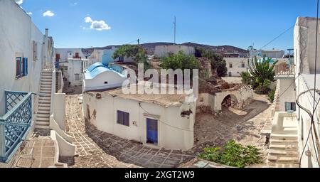 Vue panoramique de l'intérieur du château d'Antiparos, en Grèce, en Europe, une construction vénitienne médiévale où les maisons forment les murs extérieurs. Banque D'Images