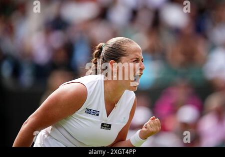 Jelena Ostapenko célèbre avoir remporté le sixième match du deuxième set contre Barbora Krejcikova le dixième jour des Championnats de Wimbledon 2024 au All England Lawn Tennis and Croquet Club, Londres. Date de la photo : mercredi 10 juillet 2024. Banque D'Images