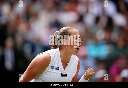 Jelena Ostapenko célèbre avoir remporté le sixième match du deuxième set contre Barbora Krejcikova le dixième jour des Championnats de Wimbledon 2024 au All England Lawn Tennis and Croquet Club, Londres. Date de la photo : mercredi 10 juillet 2024. Banque D'Images