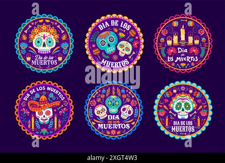 Day of the Dead étiquettes avec des crânes de sucre mexicains vectoriels d'Halloween et des fleurs de souci, des chapeaux de sombrero, des bougies et des maracas. Dia de los Muertos carnaval de la mort Catrina Calavera squelettes ronds tags Illustration de Vecteur