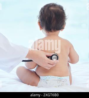 Mains, médecin et bébé avec stéthoscope sur le lit de clinique avec vérification de la respiration, des poumons ou de l'évaluation des battements de cœur. Pédiatre, nourrisson ou enfant avec Banque D'Images