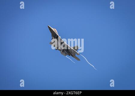 Le F-22 Raptor de l'US Air Force survole la joint base Pearl Harbor-Hickam, Hawaï, pendant l'exercice Rim of the Pacific (RIMPAC) 2024, le 8 juillet. Twent Banque D'Images