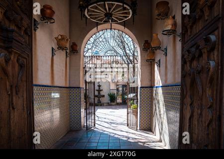 Sedona, Arizona - 10 mars 2024 : entrée aux galeries et boutiques du quartier commerçant de Tlaquepaque Banque D'Images