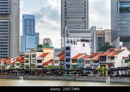 Vue imprenable sur les gratte-ciel et les vieux bâtiments traditionnels à Boat Quay à Singapour. Immeubles modernes de grande hauteur au-dessus de vieilles maisons. Banque D'Images