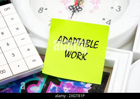 Concept DE TRAVAIL ADAPTABLE aux entreprises. Copier l'espace. Mots conceptuels ADAPTABLES TRAVAILLENT sur un autocollant vert clair sur le fond d'une horloge près de la calculatrice Banque D'Images