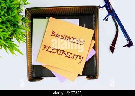 Symbole de flexibilité d'entreprise. Mots conceptuels flexibilité professionnelle. Le concept de flexibilité d'affaires sur l'autocollant jaune a une vue de dessus Banque D'Images