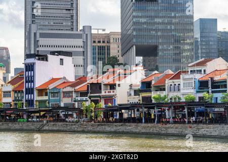 Vue imprenable sur les gratte-ciel et les vieux bâtiments traditionnels à Boat Quay à Singapour. Immeubles modernes de grande hauteur au-dessus de vieilles maisons. Banque D'Images