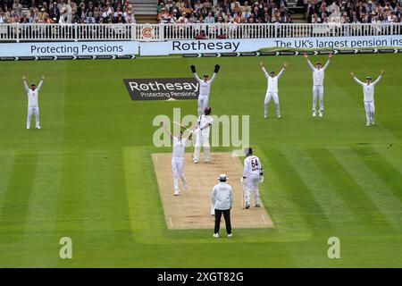 Londres, Angleterre. 10 juillet 2024. L'Anglais James Anderson fait appel avec succès contre Jayden Seales des Antilles lors du premier match de test masculin de Rothesay, jour 1, entre l'Angleterre et les Antilles au Lord's Cricket Ground. Crédit : Ben Whitley/Alamy Live News Banque D'Images