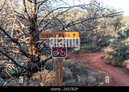 Panneaux de direction pour les randonneurs à Sedona - Cibola Pass Banque D'Images